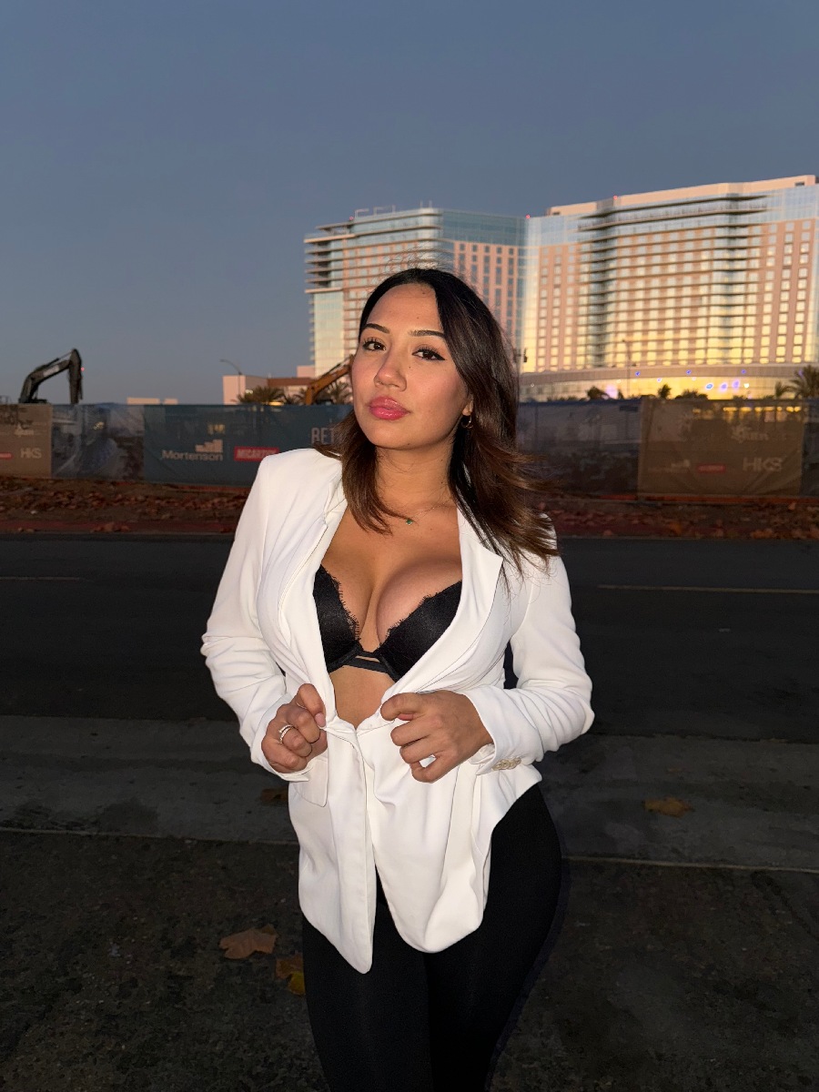 Take a pause and enjoy Ali Cruz — streaming from Niteroi