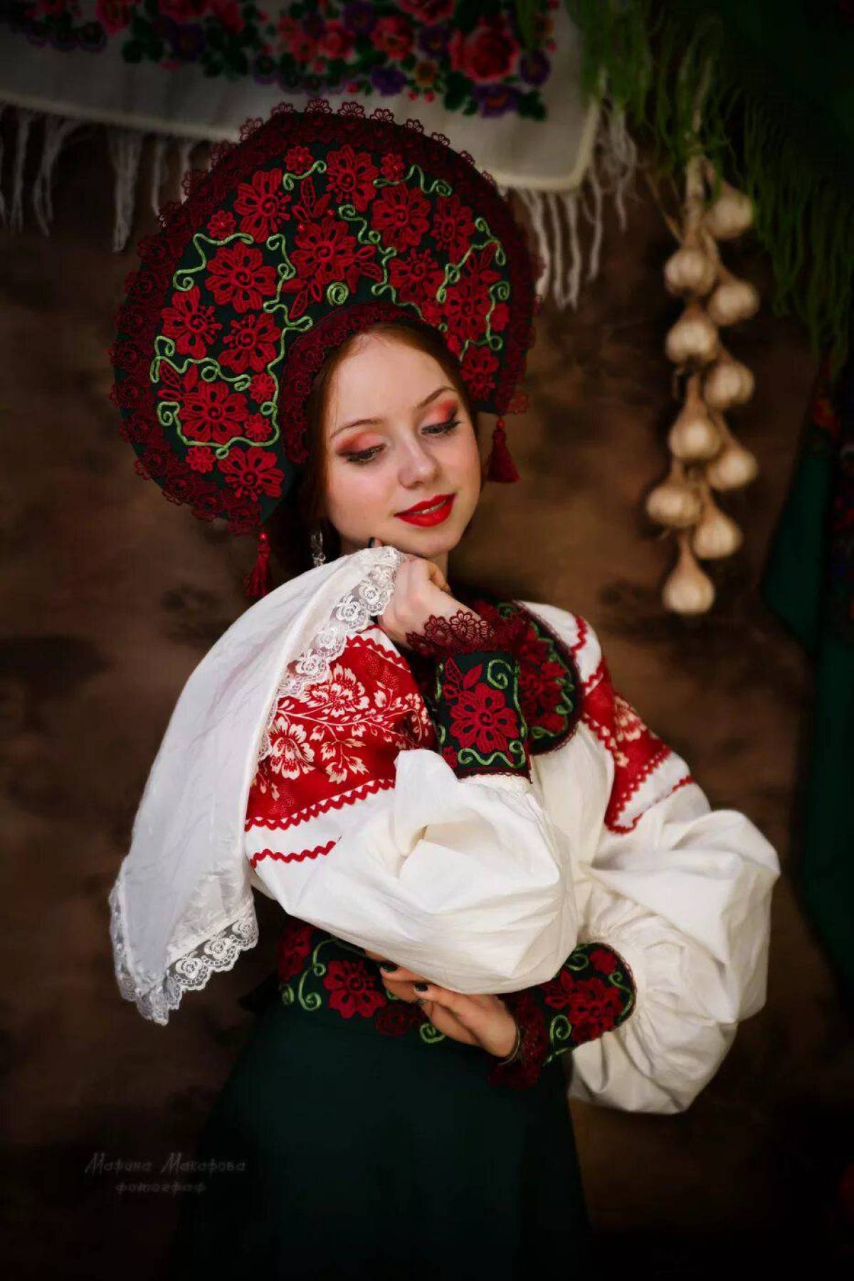 Women in Slavic costumes underwear in Niteroi