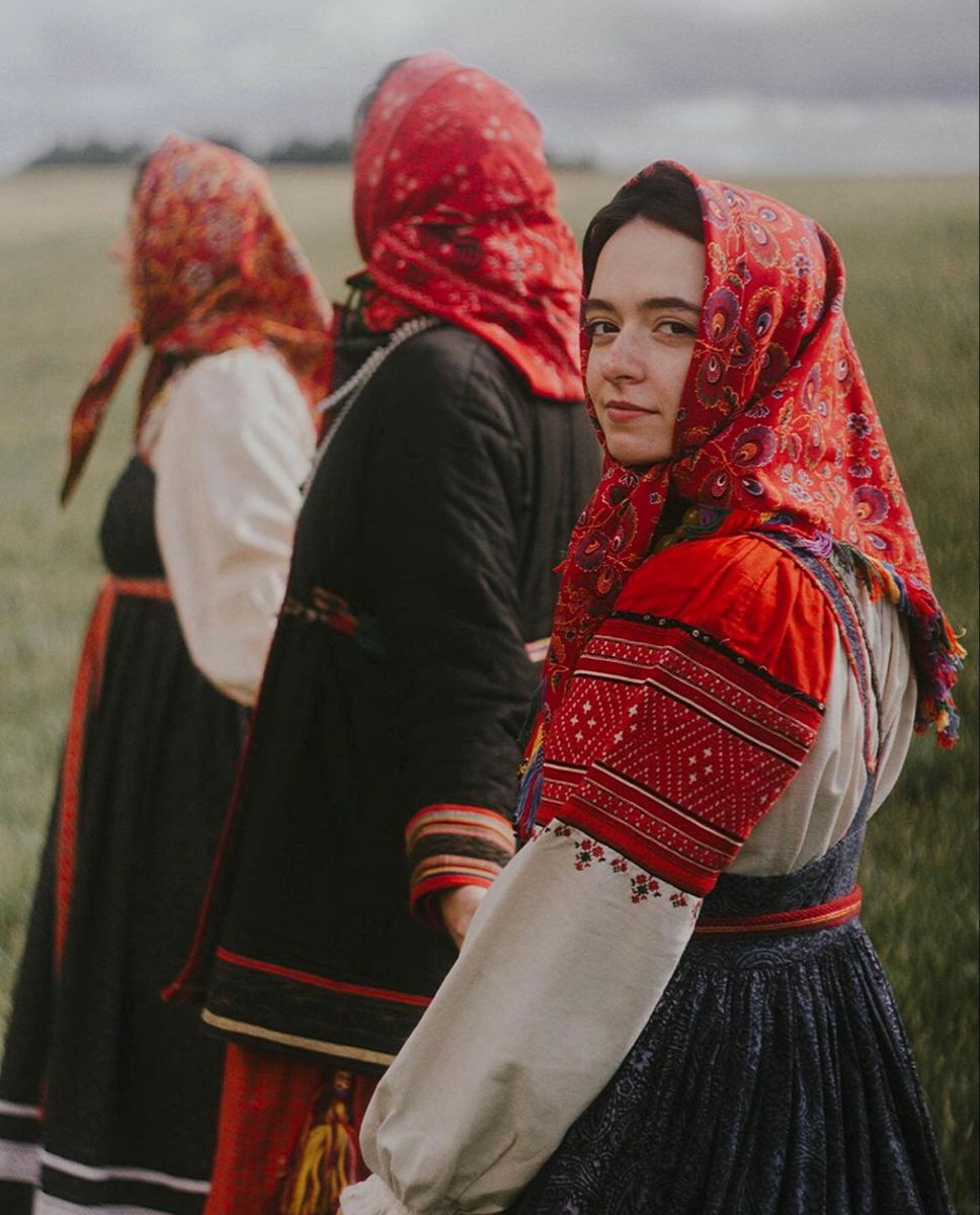 Women in Slavic costumes in Niteroi