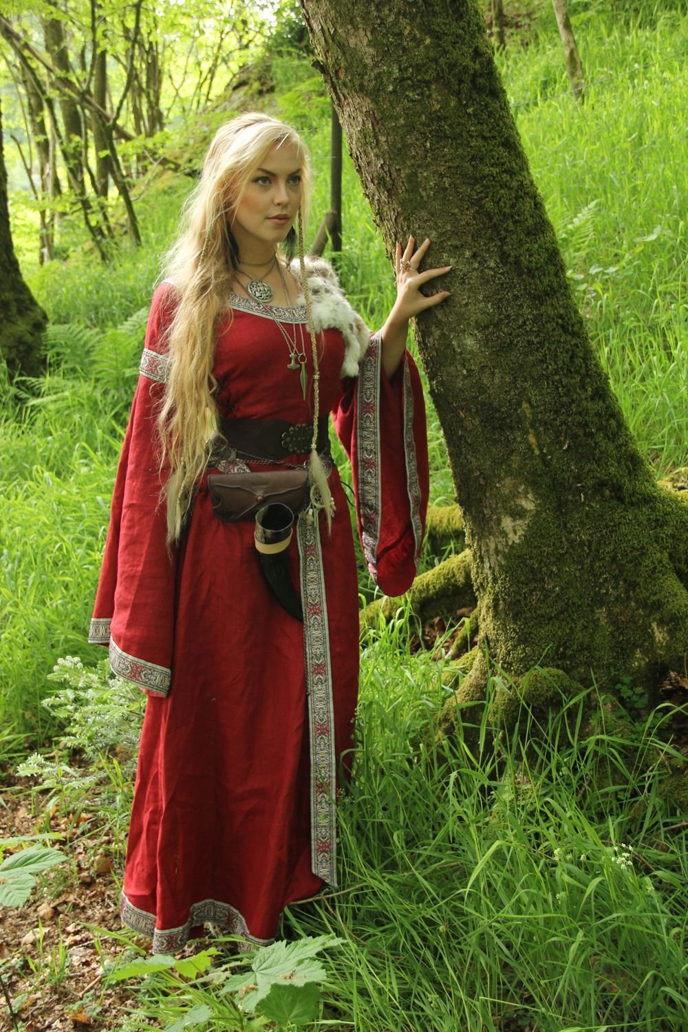 Women in Slavic costumes in Niteroi
