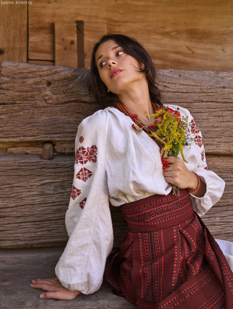Girls in Slavic costumes in Niteroi
