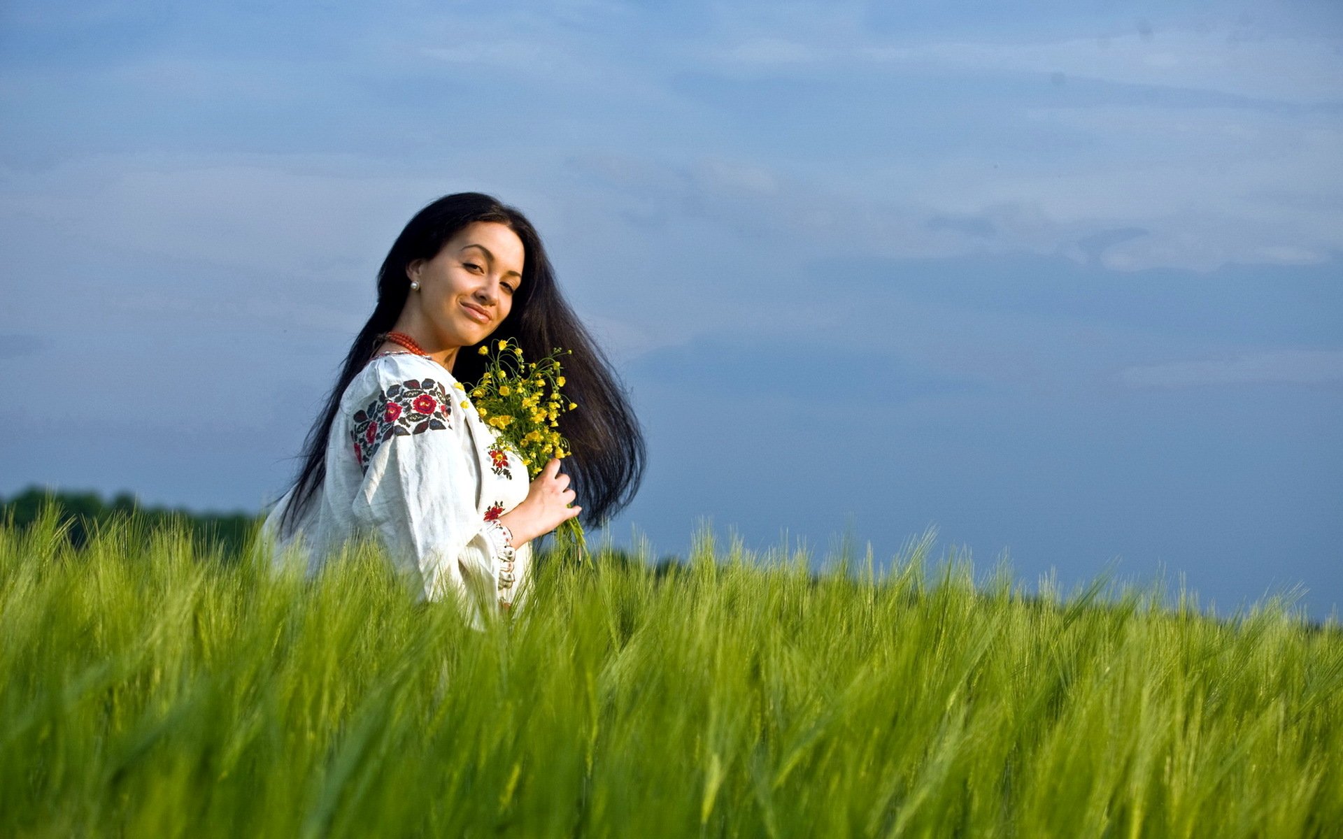 Girls in Slavic costumes in Niteroi