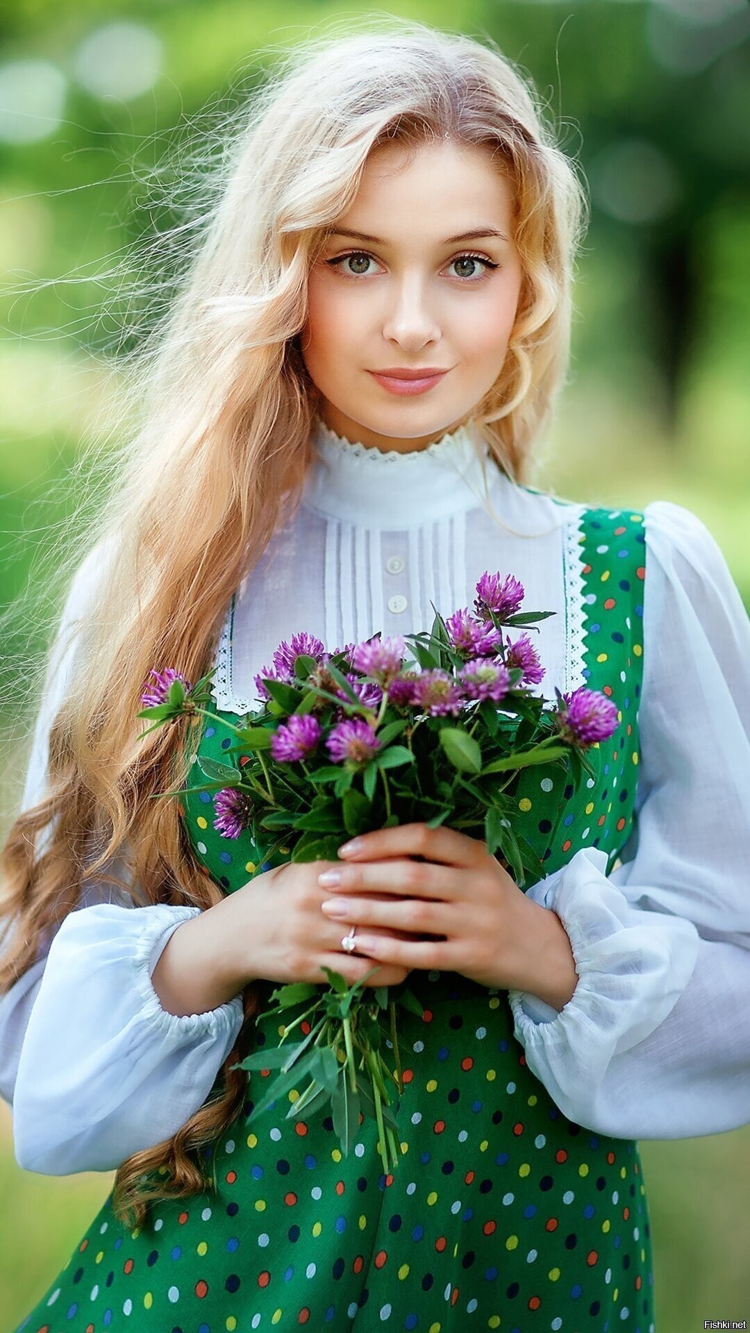 Girls in Slavic costumes in Niteroi