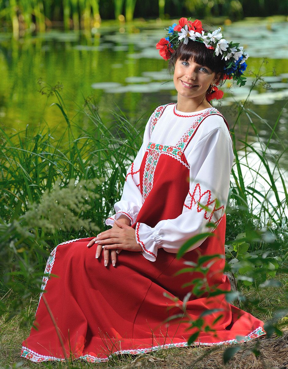 Beautiful girl Girls in Slavic costumes in Niteroi