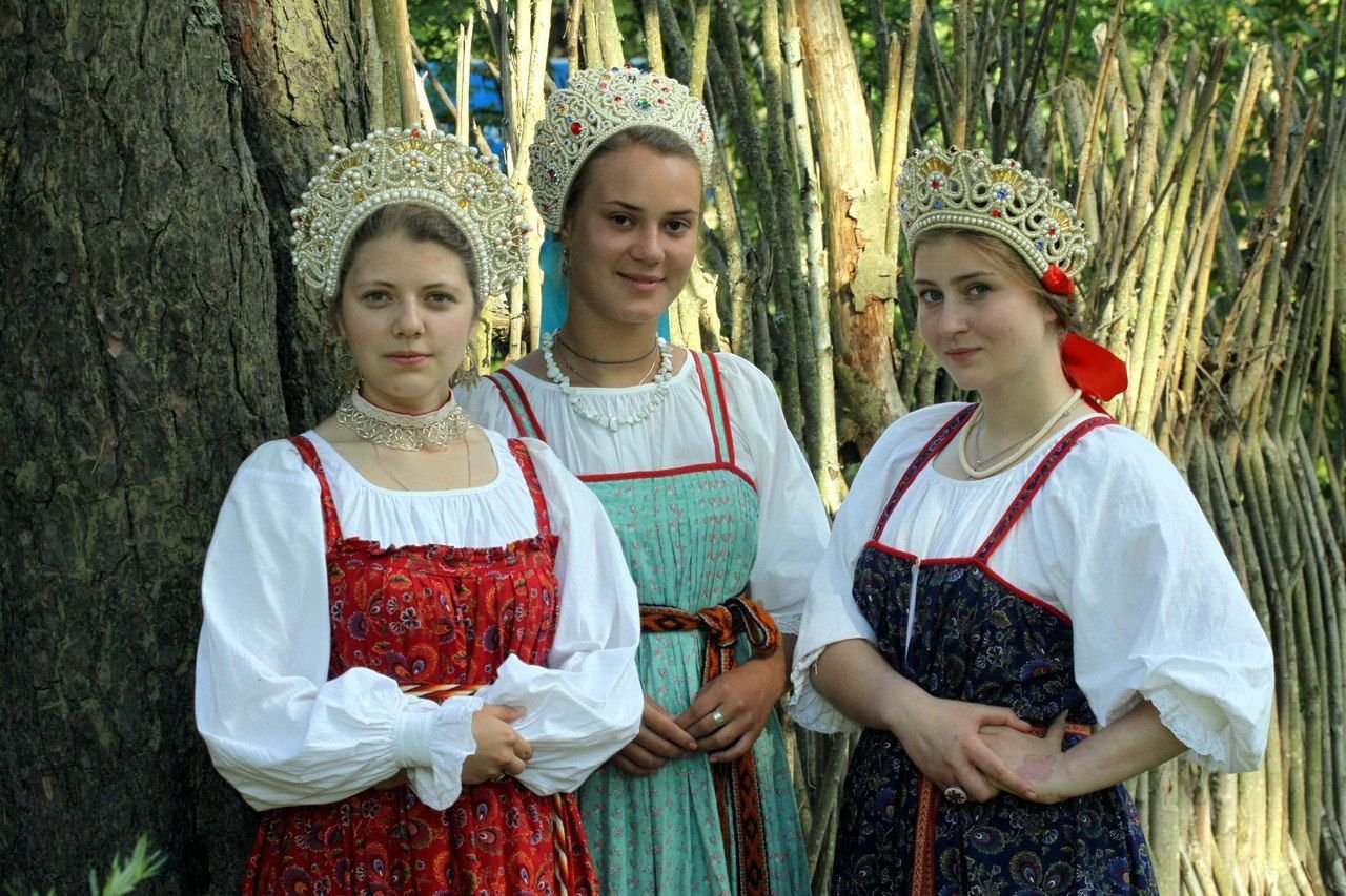 Sexy model Girls in Slavic costumes in Niteroi